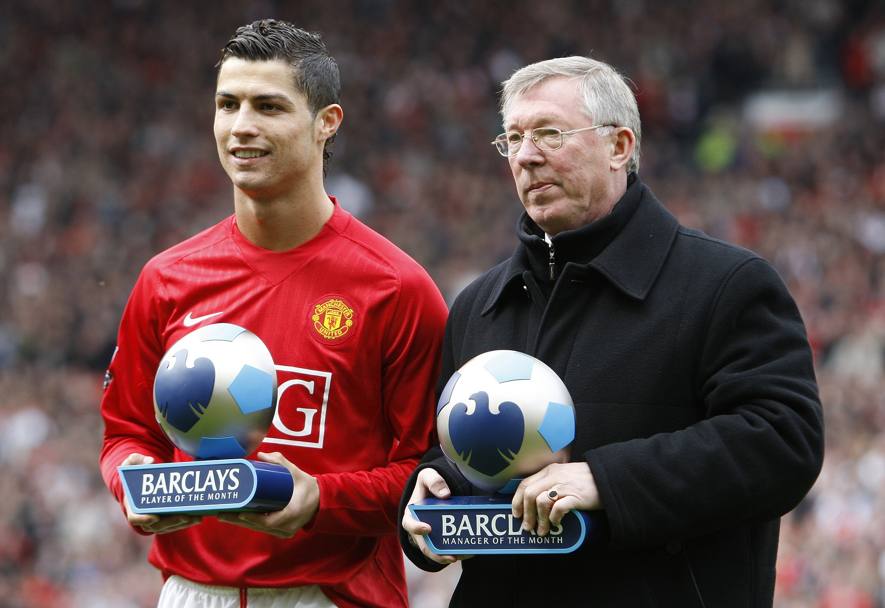 Aprile 2008. Cristiano Ronaldo e Alex ferguson premiati come miglior giocatore e manager del mese (Reuters)